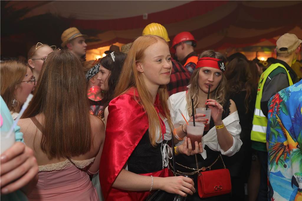 Menschen feiern in Olfen Karneval
