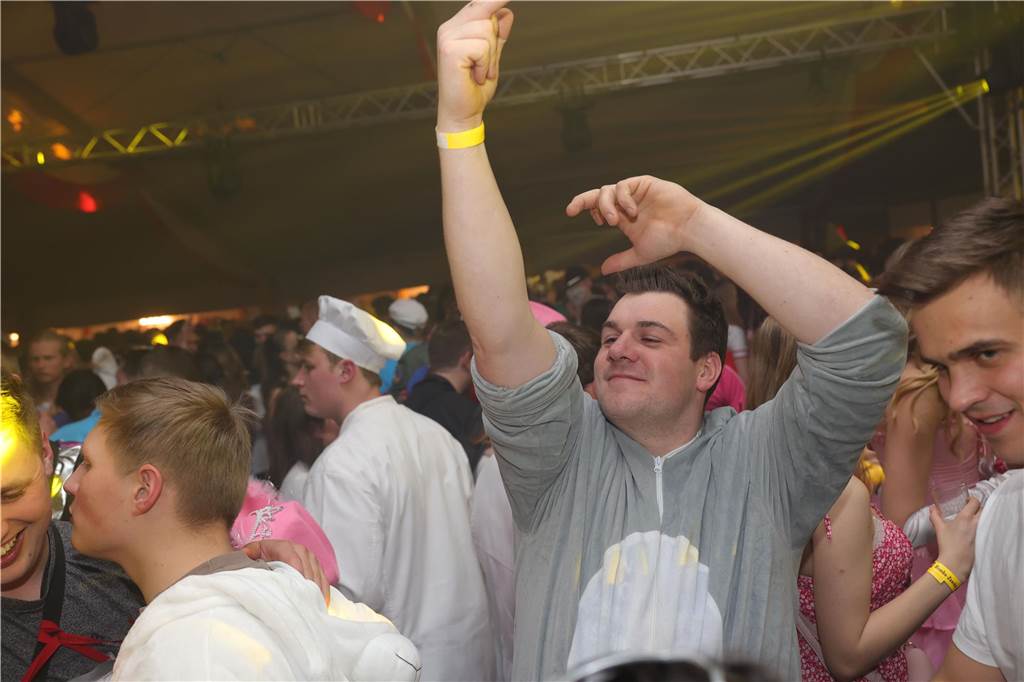 Menschen feiern in Olfen Karneval