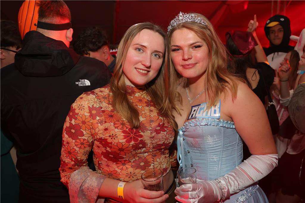 Menschen feiern in Olfen Karneval