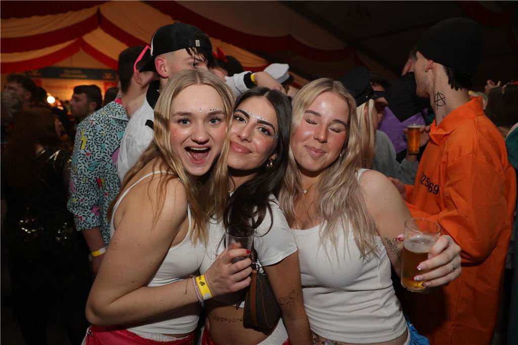 Menschen feiern in Olfen Karneval
