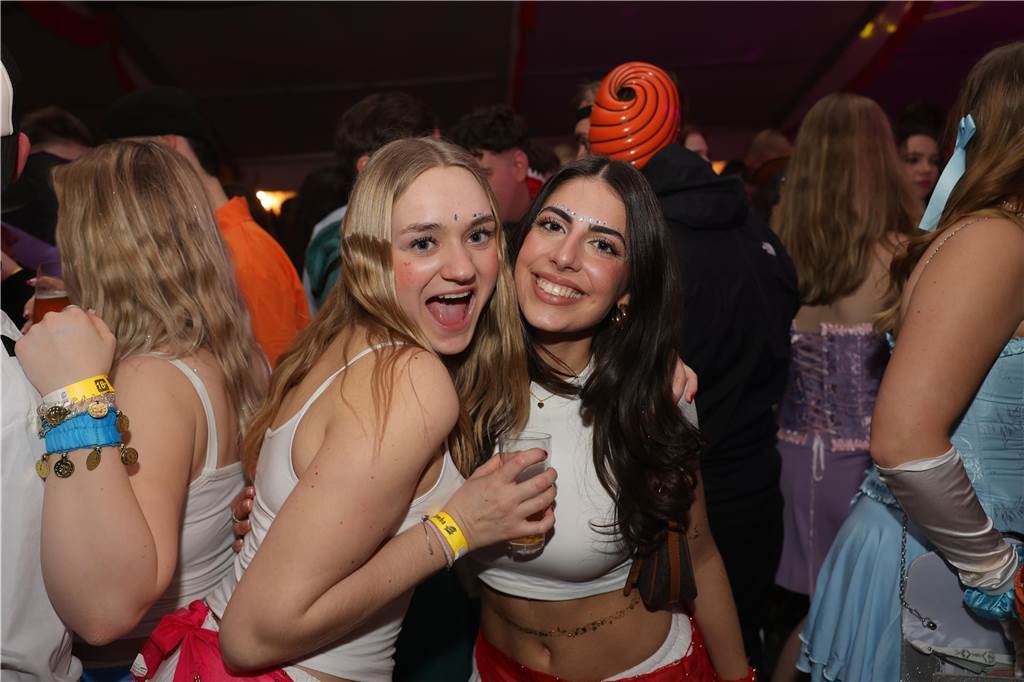 Menschen feiern in Olfen Karneval