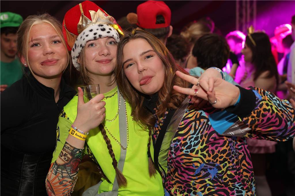 Menschen feiern in Olfen Karneval