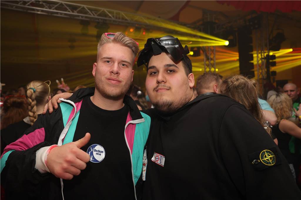 Menschen feiern in Olfen Karneval