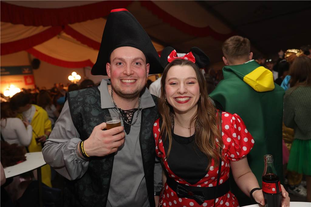Menschen feiern in Olfen Karneval