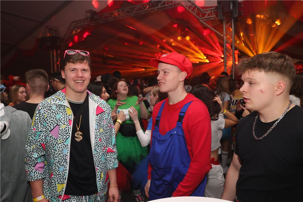 Menschen feiern in Olfen Karneval