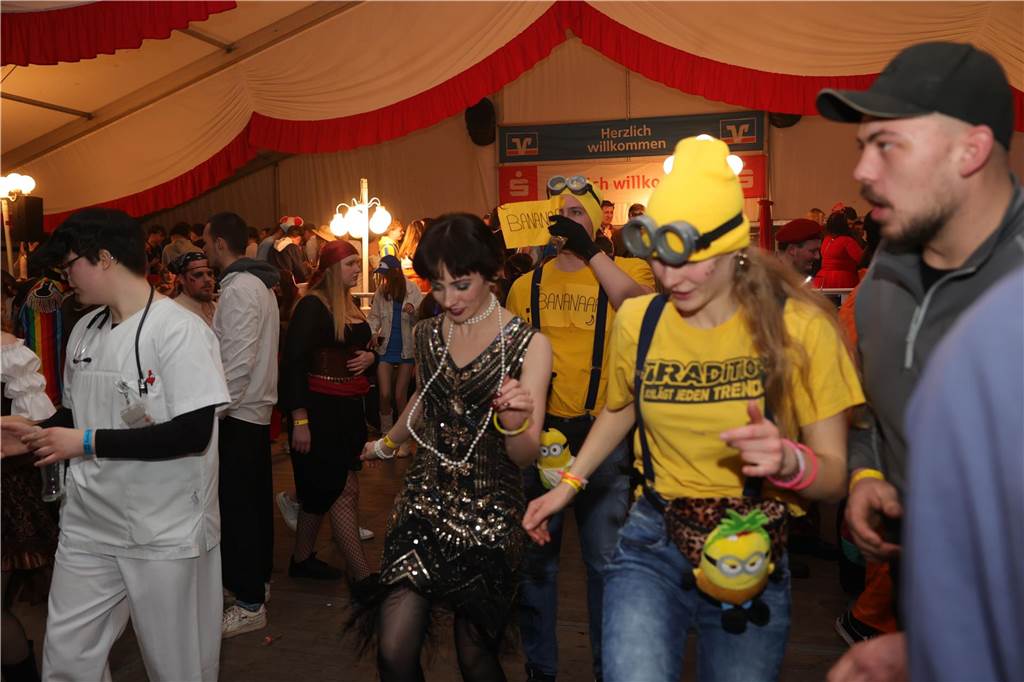 Menschen feiern in Olfen Karneval