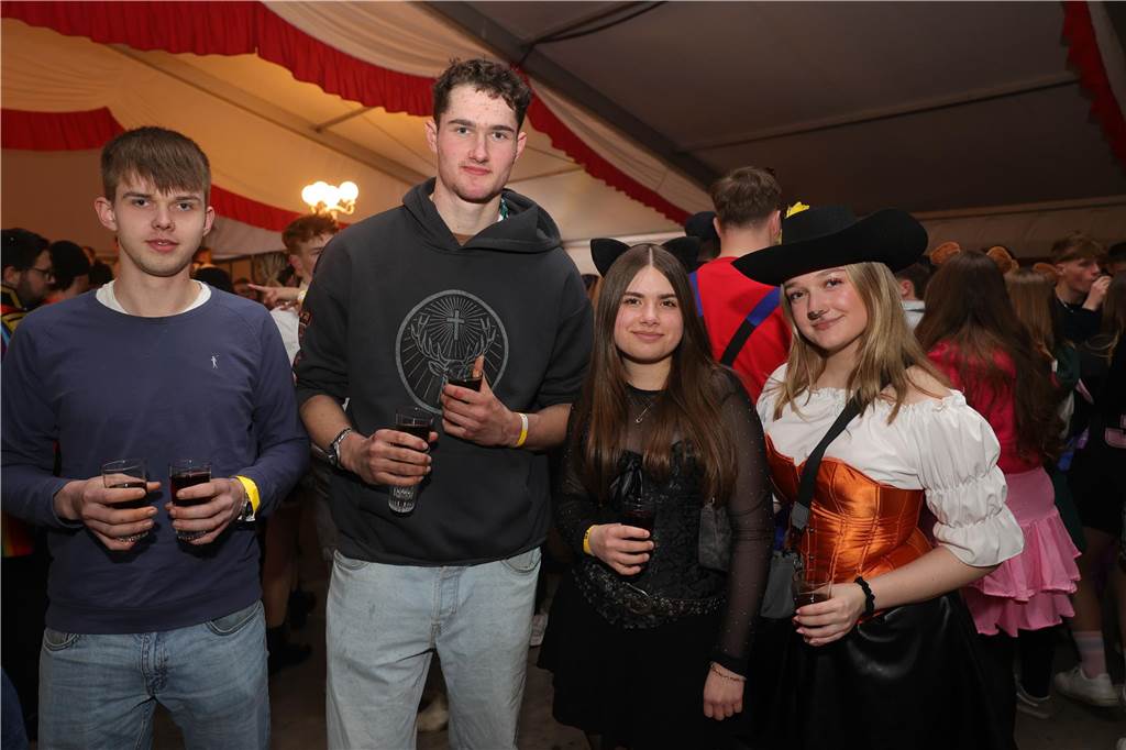 Menschen feiern in Olfen Karneval