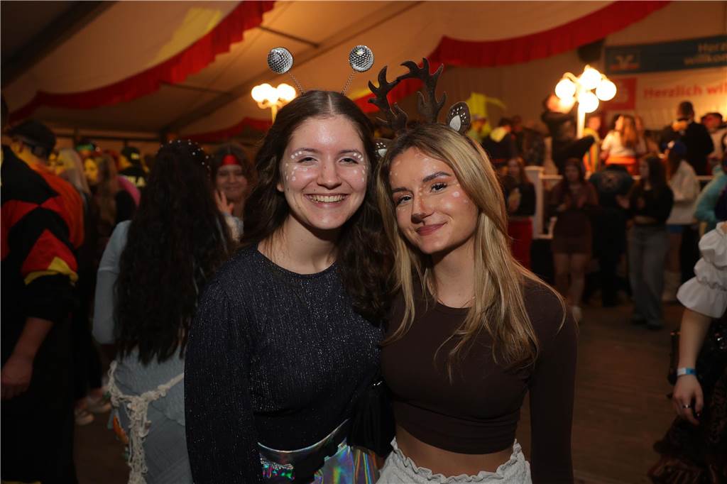 Menschen feiern in Olfen Karneval
