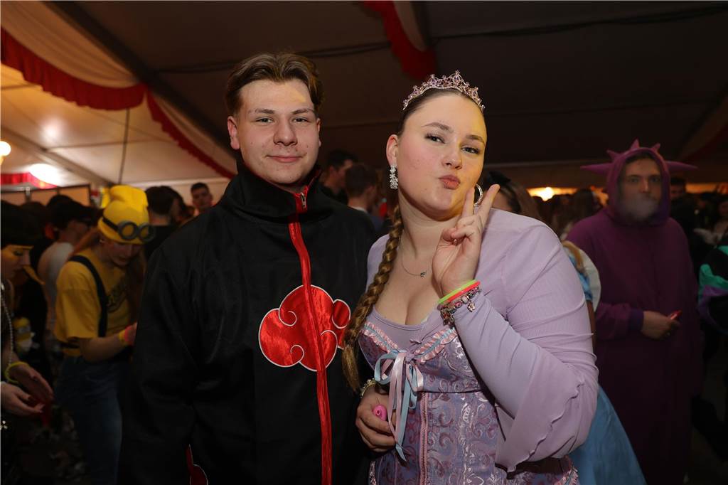 Menschen feiern in Olfen Karneval