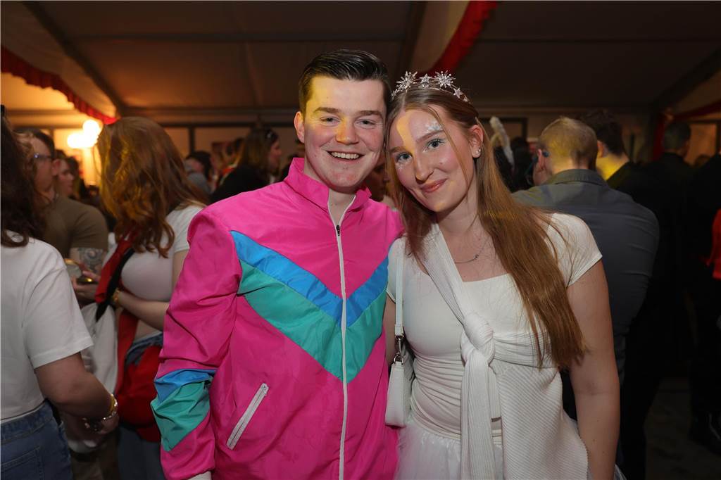 Menschen feiern in Olfen Karneval