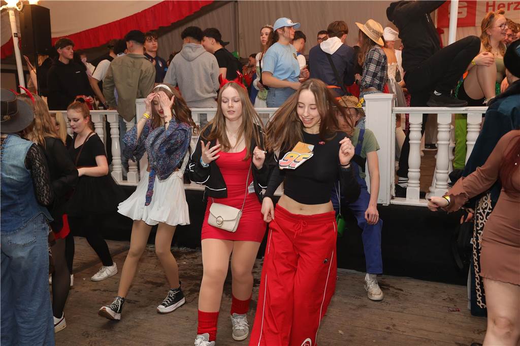 Menschen feiern in Olfen Karneval
