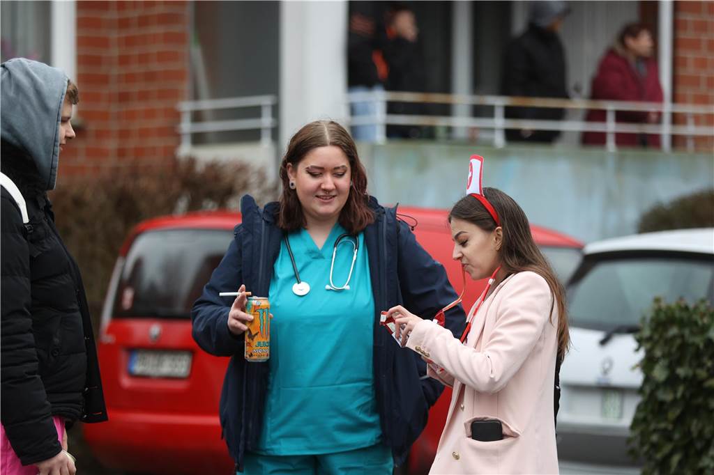Karnevalsumzug 2023 in Selm: Viele Fotos von den Zuschauerinnen und Zuschauer Eindrücke vom Karnevalsumzug 2023 in Selm
