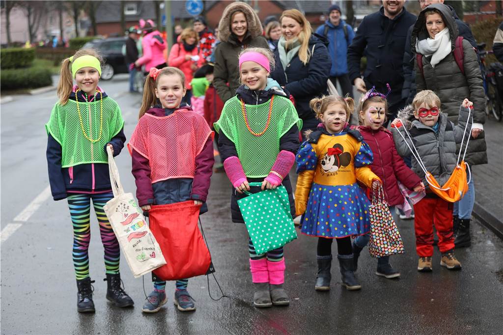 Karnevalsumzug 2023 in Selm: Viele Fotos von den Zuschauerinnen und Zuschauer Eindrücke vom Karnevalsumzug 2023 in Selm