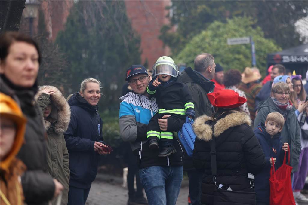 Karnevalsumzug 2023 in Selm: Viele Fotos von den Zuschauerinnen und Zuschauer Eindrücke vom Karnevalsumzug 2023 in Selm