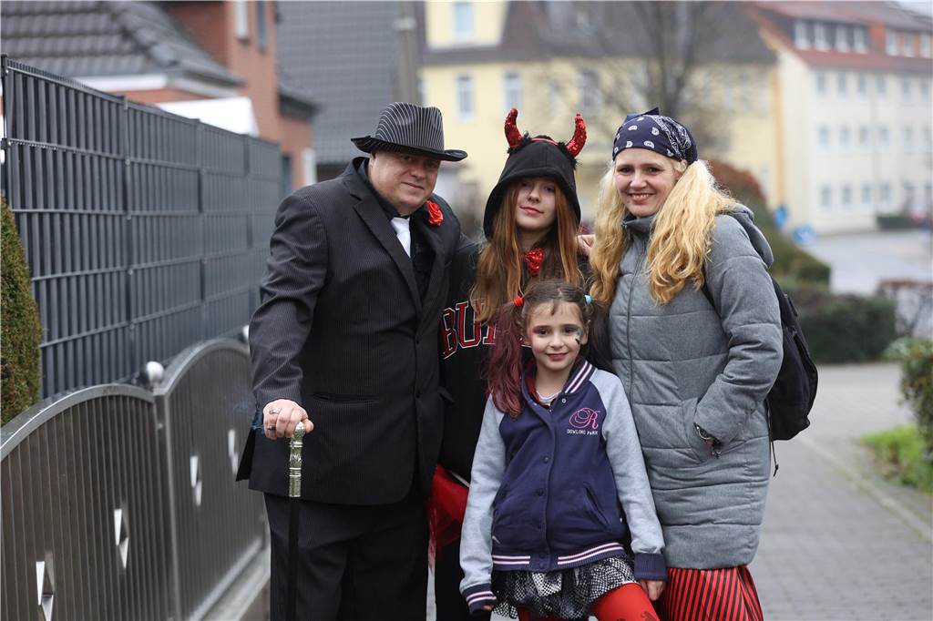Karnevalsumzug 2023 in Selm: Viele Fotos von den Zuschauerinnen und Zuschauer Eindrücke vom Karnevalsumzug 2023 in Selm