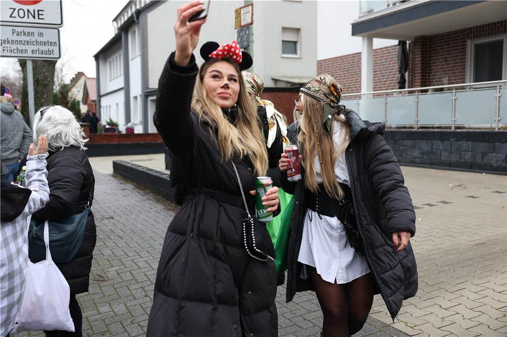 Karnevalsumzug 2023 in Selm: Viele Fotos von den Zuschauerinnen und Zuschauer Eindrücke vom Karnevalsumzug 2023 in Selm