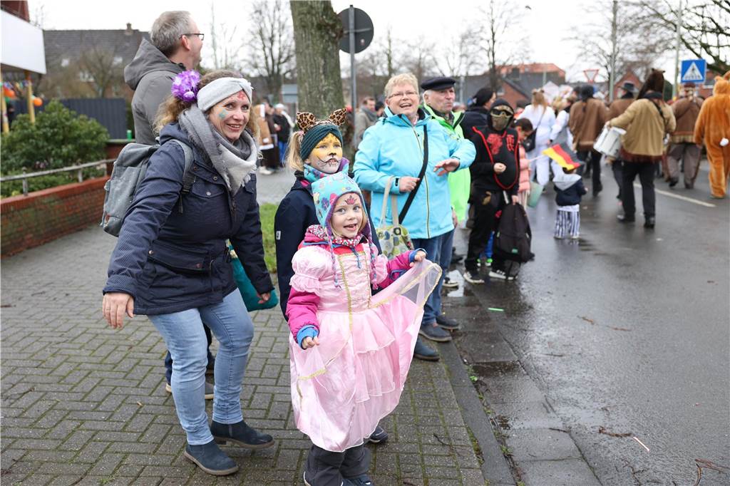 Karnevalsumzug 2023 in Selm: Viele Fotos von den Zuschauerinnen und Zuschauer Eindrücke vom Karnevalsumzug 2023 in Selm
