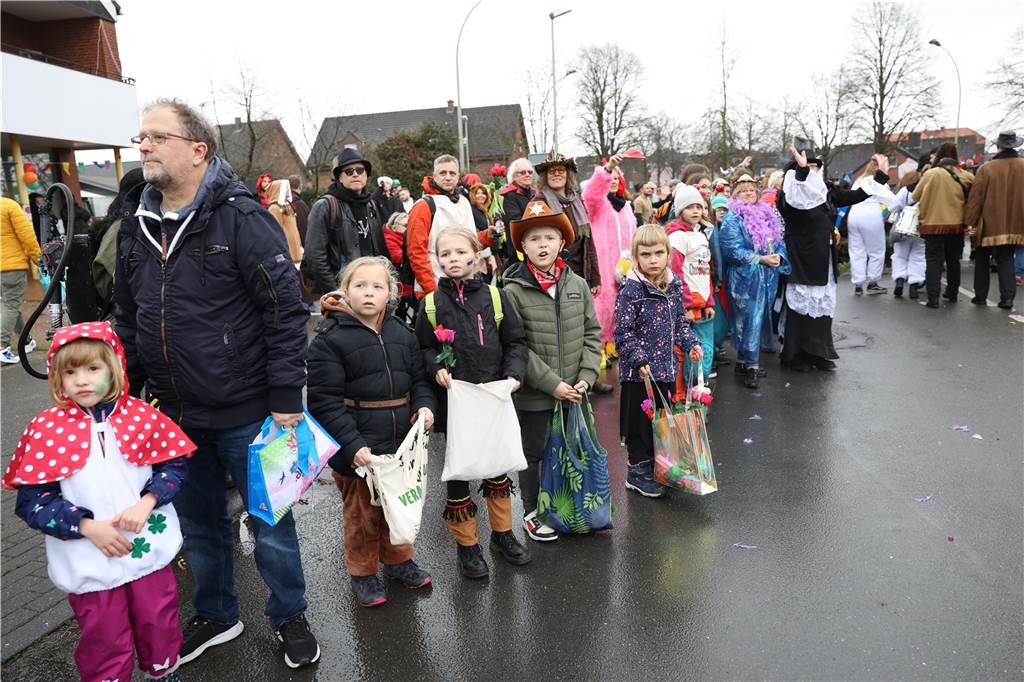 Karnevalsumzug 2023 in Selm: Viele Fotos von den Zuschauerinnen und Zuschauer Eindrücke vom Karnevalsumzug 2023 in Selm