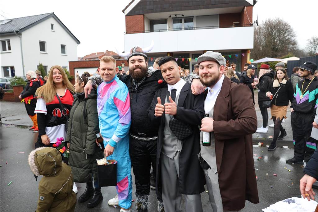 Karnevalsumzug 2023 in Selm: Viele Fotos von den Zuschauerinnen und Zuschauer Eindrücke vom Karnevalsumzug 2023 in Selm