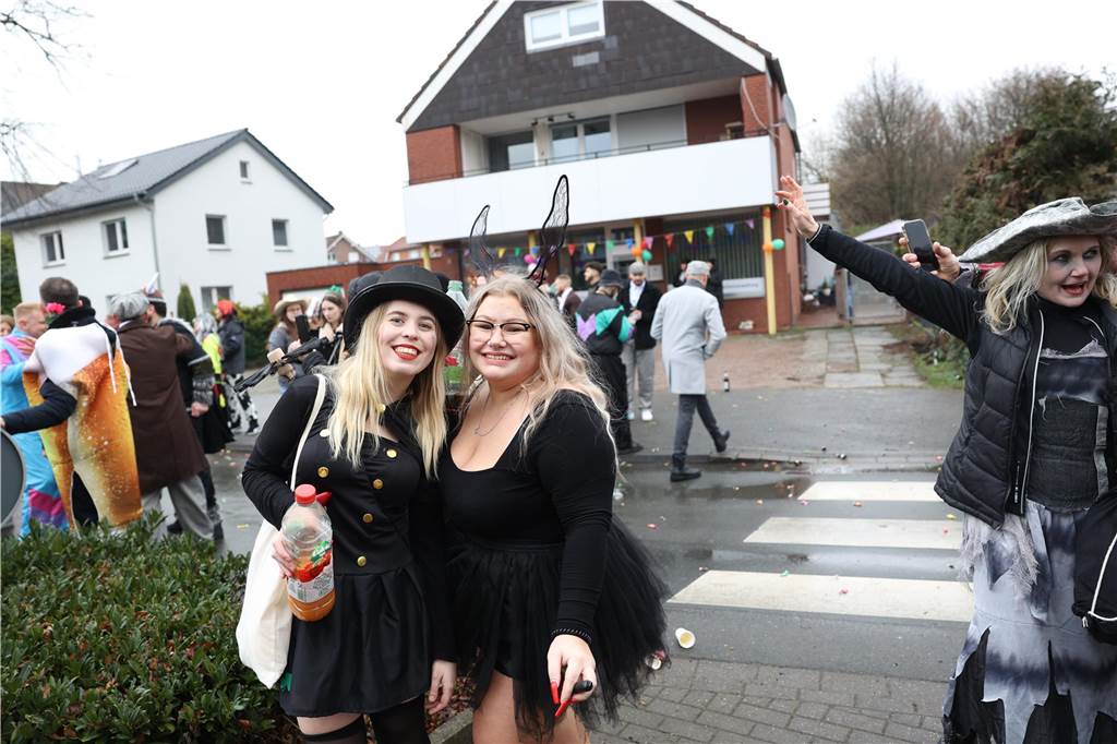 Karnevalsumzug 2023 in Selm: Viele Fotos von den Zuschauerinnen und Zuschauer Eindrücke vom Karnevalsumzug 2023 in Selm