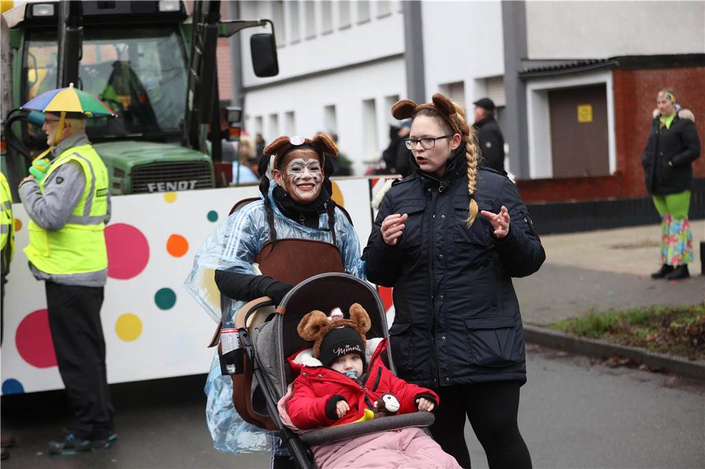 Karnevalsumzug 2023 in Selm: Viele Fotos von den Zuschauerinnen und Zuschauer Eindrücke vom Karnevalsumzug 2023 in Selm