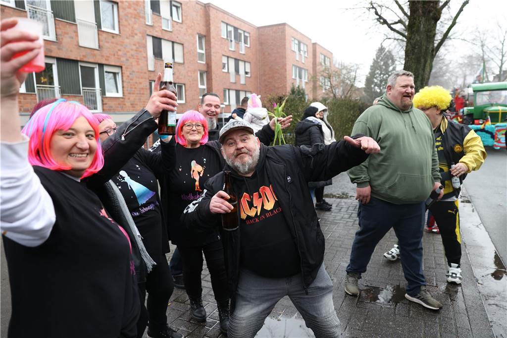 Karnevalsumzug 2023 in Selm: Viele Fotos von den Zuschauerinnen und Zuschauer Eindrücke vom Karnevalsumzug 2023 in Selm