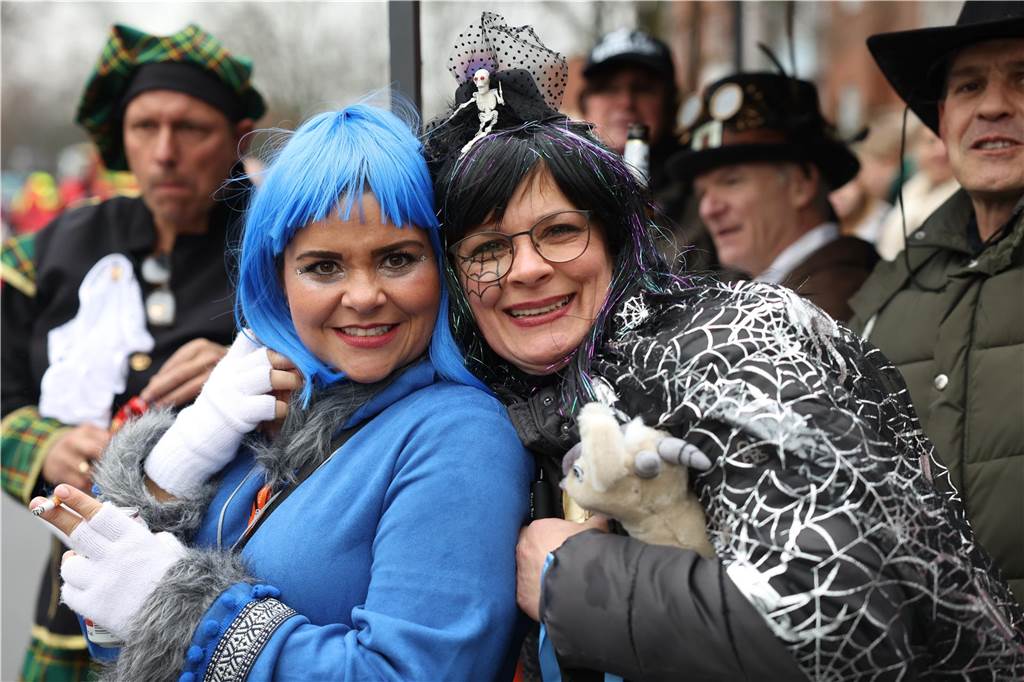 Karnevalsumzug 2023 in Selm: Viele Fotos von den Zuschauerinnen und Zuschauer Eindrücke vom Karnevalsumzug 2023 in Selm