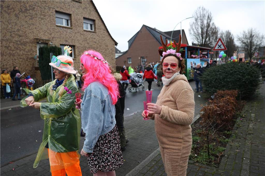 Karnevalsumzug 2023 in Selm: Viele Fotos von den Zuschauerinnen und Zuschauer Eindrücke vom Karnevalsumzug 2023 in Selm