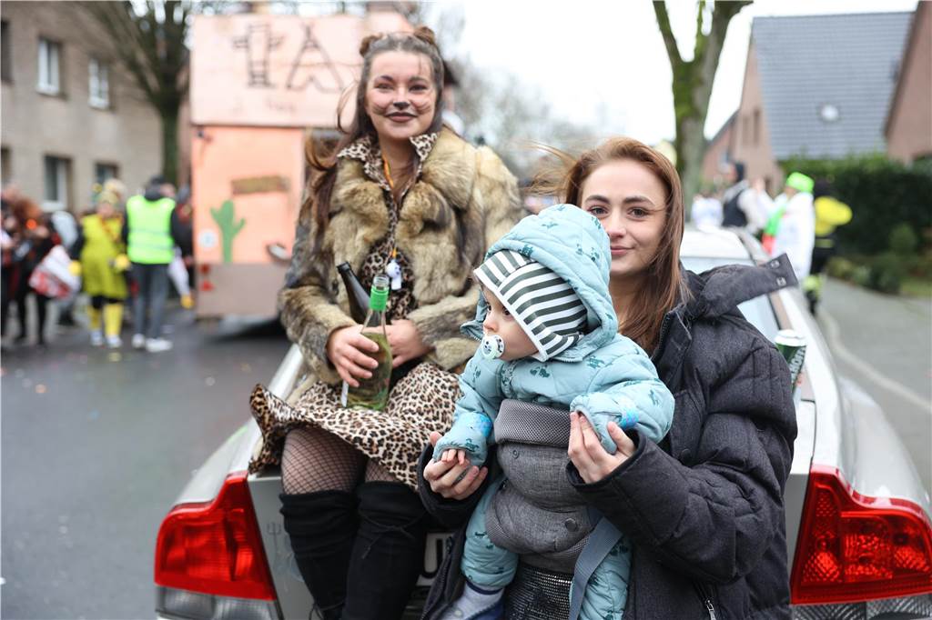 Karnevalsumzug 2023 in Selm: Viele Fotos von den Zuschauerinnen und Zuschauer Eindrücke vom Karnevalsumzug 2023 in Selm