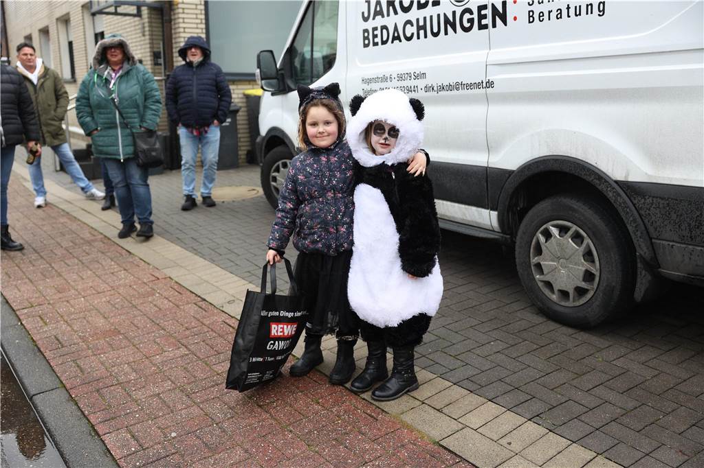 Karnevalsumzug 2023 in Selm: Viele Fotos von den Zuschauerinnen und Zuschauer Eindrücke vom Karnevalsumzug 2023 in Selm