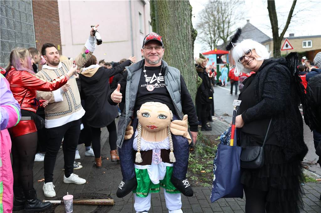 Karnevalsumzug 2023 in Selm: Viele Fotos von den Zuschauerinnen und Zuschauer Eindrücke vom Karnevalsumzug 2023 in Selm