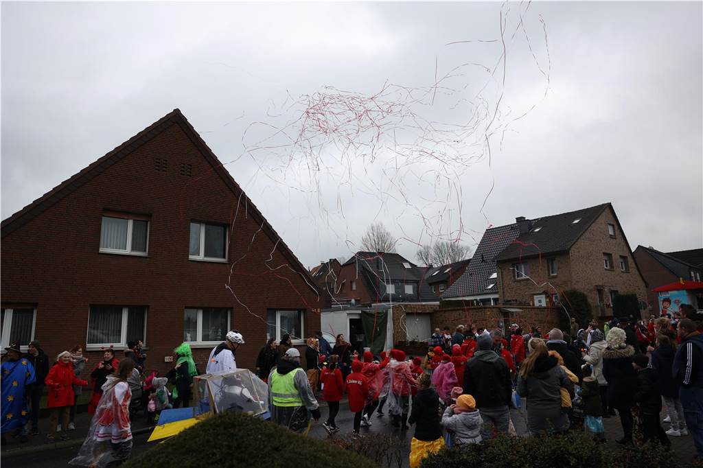 Karnevalsumzug 2023 in Selm: Viele Fotos von den Zuschauerinnen und Zuschauer Eindrücke vom Karnevalsumzug 2023 in Selm