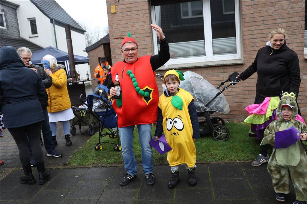 Karnevalsumzug 2023 in Selm: Viele Fotos von den Zuschauerinnen und Zuschauer Eindrücke vom Karnevalsumzug 2023 in Selm