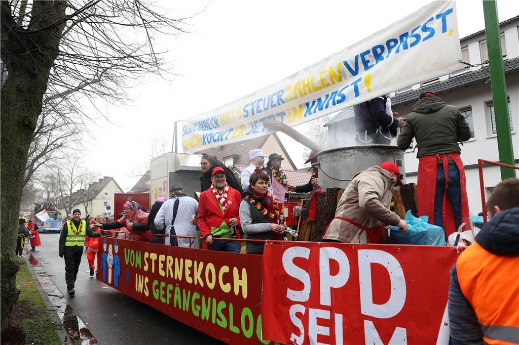 Karnevalsumzug 2023 in Selm: Viele Fotos von den Wagen und Fußgruppen Eindrücke vom Karnevalsumzug 2023 in Selm