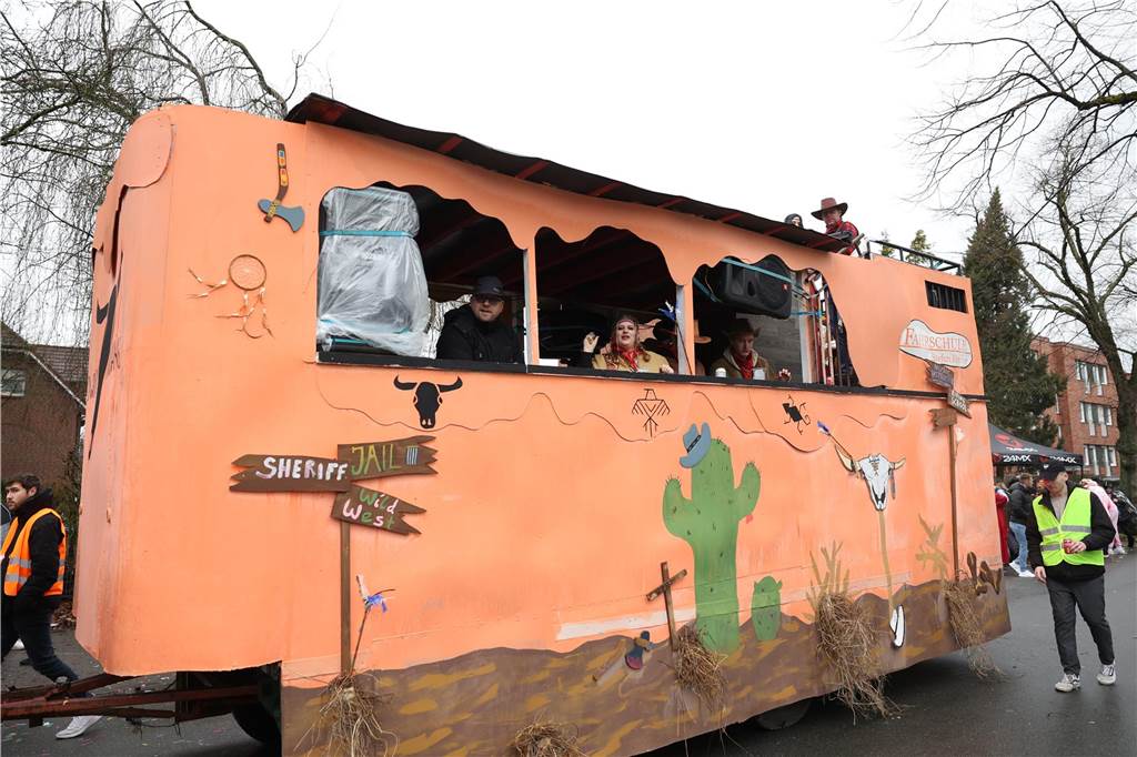 Karnevalsumzug 2023 in Selm: Viele Fotos von den Wagen und Fußgruppen Eindrücke vom Karnevalsumzug 2023 in Selm