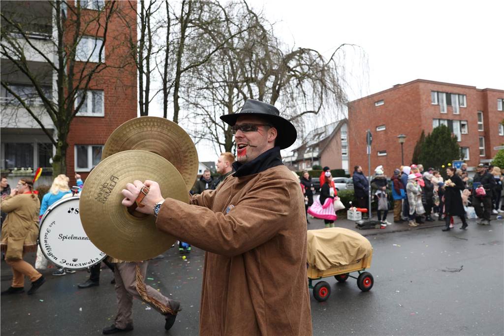 Karnevalsumzug 2023 in Selm: Viele Fotos von den Wagen und Fußgruppen Eindrücke vom Karnevalsumzug 2023 in Selm