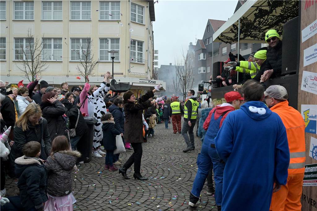 Karnevalsumzug 2023 in Werne: Viele Fotos vom Rosemontag Eindrücke vom Karnevalsumzug 2023 in Werne