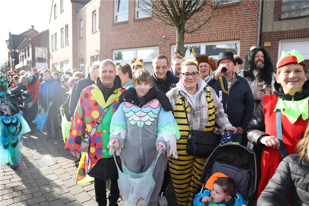 Karnevalsumzug durch Olfen 2024: Die schönsten Fotos von Nelkendienstag - Teil 2 Eindrücke vom Karnevalsumzug 2024 in Olfen