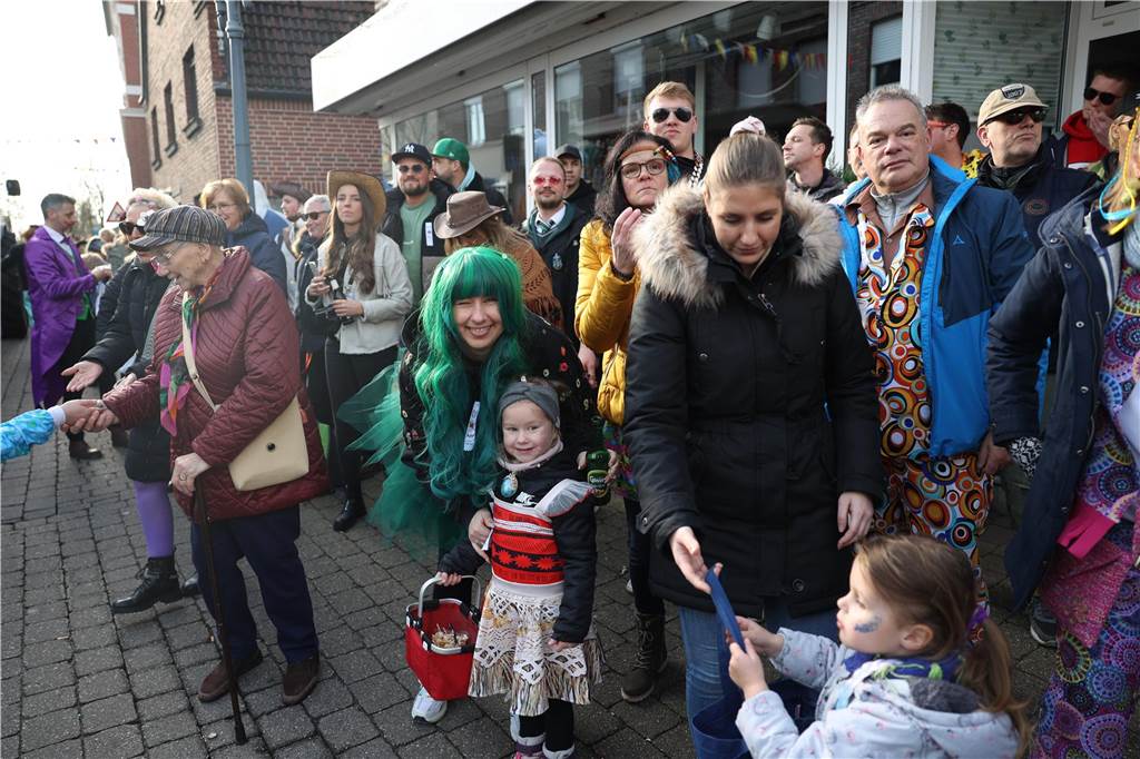 Karnevalsumzug durch Olfen 2024: Die schönsten Fotos von Nelkendienstag - Teil 2 Eindrücke vom Karnevalsumzug 2024 in Olfen