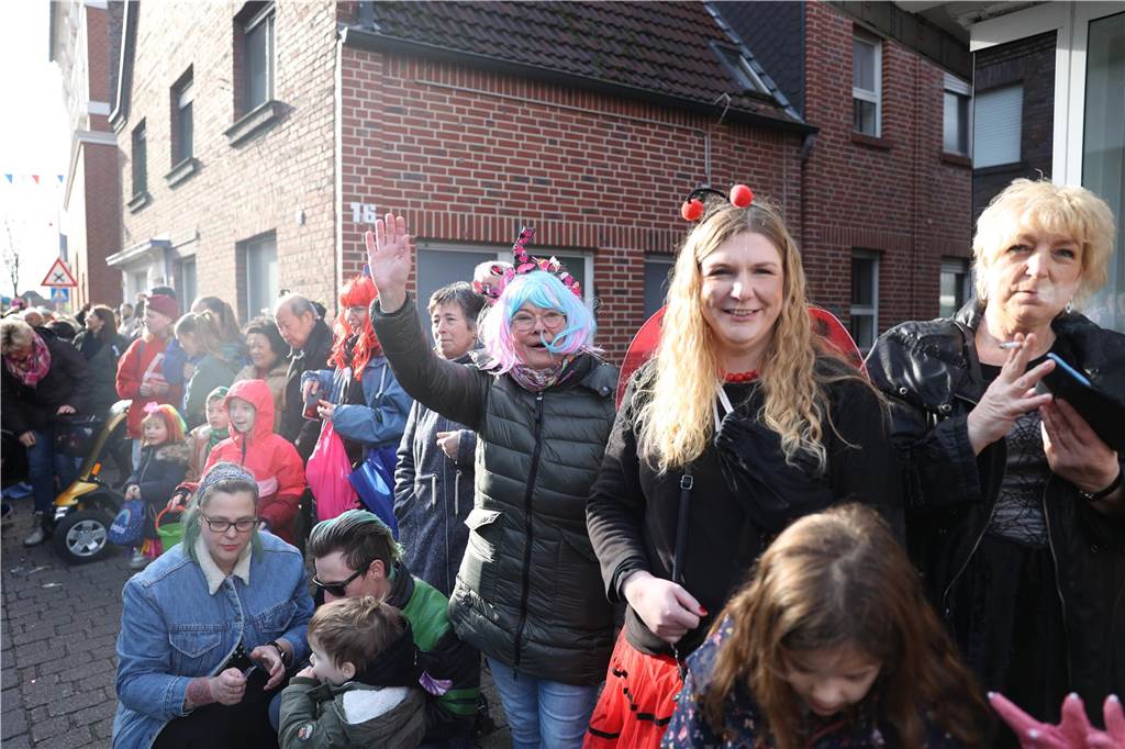 Karnevalsumzug durch Olfen 2024: Die schönsten Fotos von Nelkendienstag - Teil 2 Eindrücke vom Karnevalsumzug 2024 in Olfen