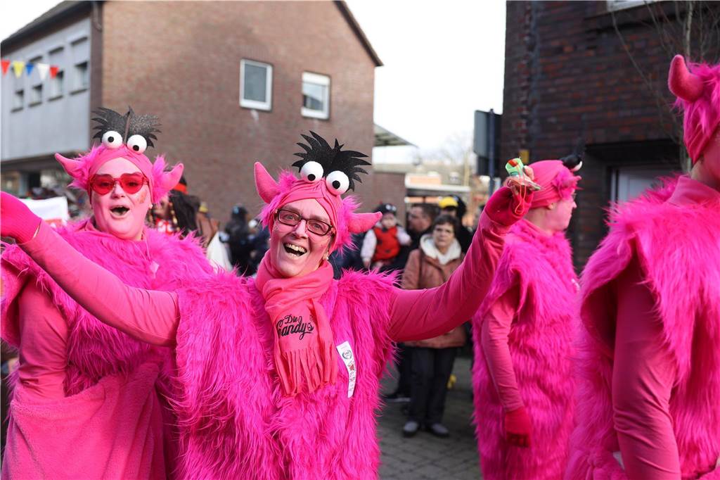 Karnevalsumzug durch Olfen 2024: Die schönsten Fotos von Nelkendienstag - Teil 2 Eindrücke vom Karnevalsumzug 2024 in Olfen