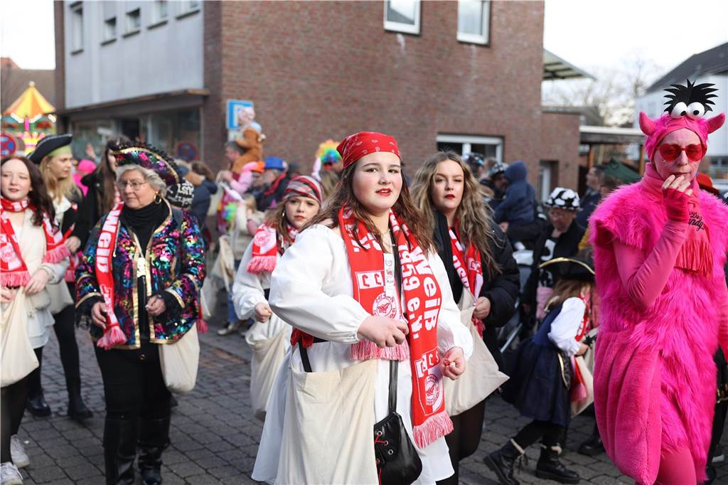 Karnevalsumzug durch Olfen 2024: Die schönsten Fotos von Nelkendienstag - Teil 2 Eindrücke vom Karnevalsumzug 2024 in Olfen