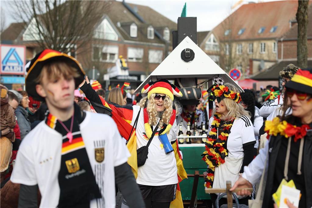 Karnevalsumzug durch Olfen 2024: Die schönsten Fotos von Nelkendienstag - Teil 2 Eindrücke vom Karnevalsumzug 2024 in Olfen