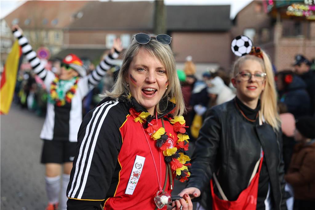 Karnevalsumzug durch Olfen 2024: Die schönsten Fotos von Nelkendienstag - Teil 2 Eindrücke vom Karnevalsumzug 2024 in Olfen