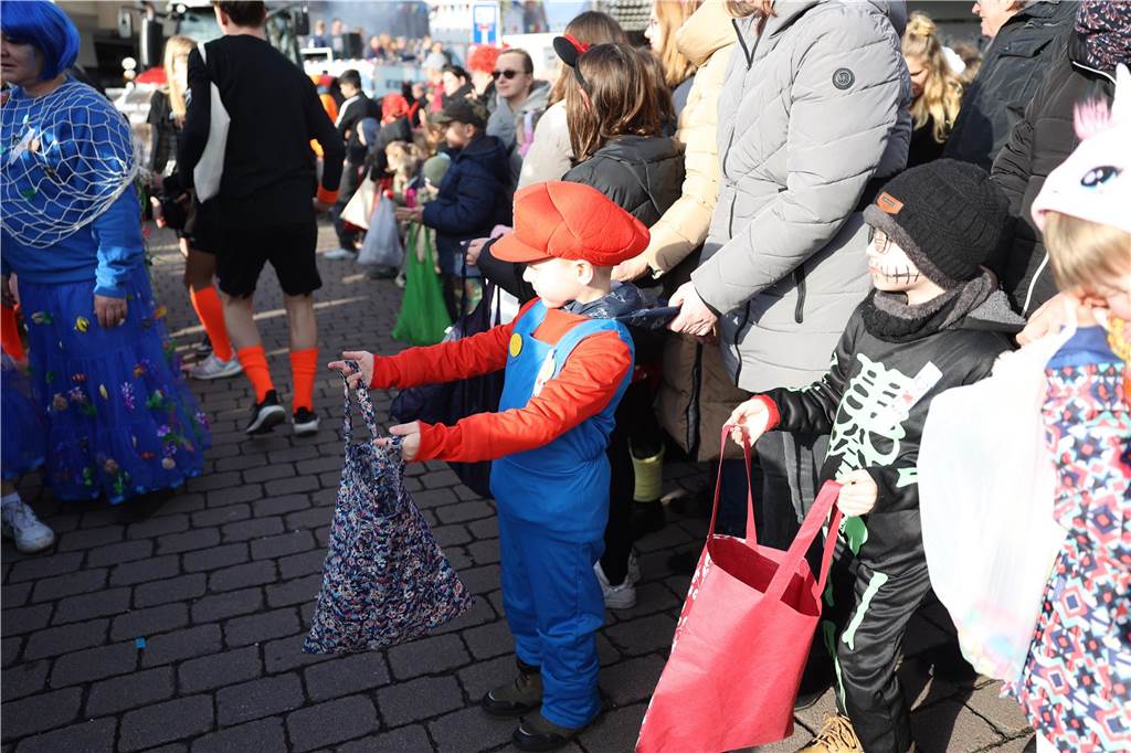 Karnevalsumzug durch Olfen 2024: Die schönsten Fotos von Nelkendienstag - Teil 2 Eindrücke vom Karnevalsumzug 2024 in Olfen