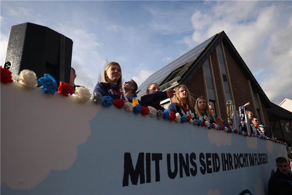 Karnevalsumzug durch Olfen 2024: Die schönsten Fotos von Nelkendienstag - Teil 2 Eindrücke vom Karnevalsumzug 2024 in Olfen