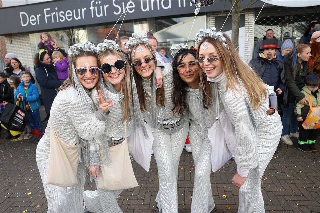 Karnevalsumzug durch Olfen 2024: Die schönsten Fotos von Nelkendienstag - Teil 2 Eindrücke vom Karnevalsumzug 2024 in Olfen