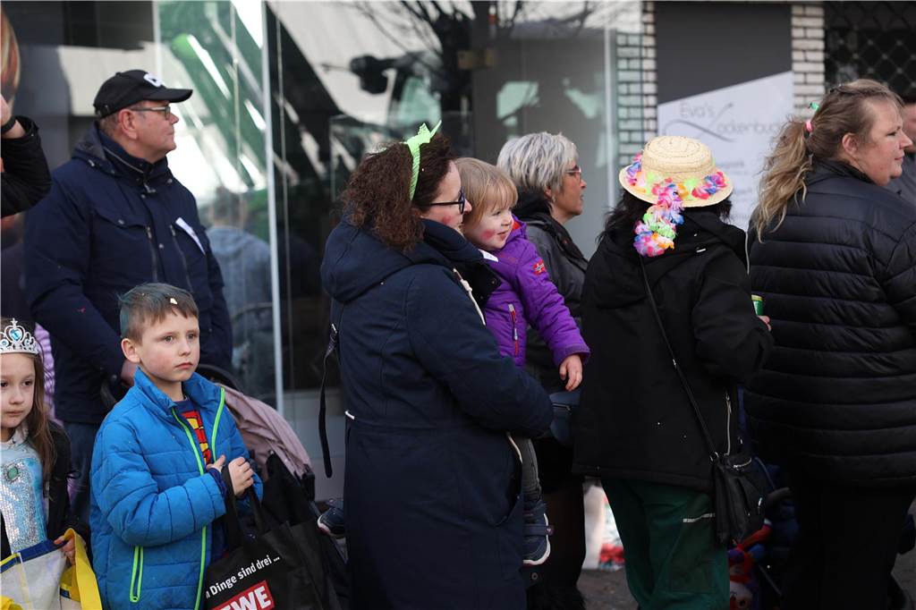 Karnevalsumzug durch Olfen 2024: Die schönsten Fotos von Nelkendienstag - Teil 2 Eindrücke vom Karnevalsumzug 2024 in Olfen