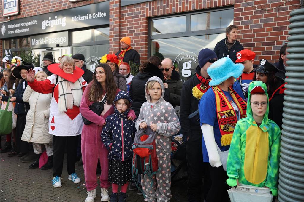 Karnevalsumzug durch Olfen 2024: Die schönsten Fotos von Nelkendienstag - Teil 2 Eindrücke vom Karnevalsumzug 2024 in Olfen