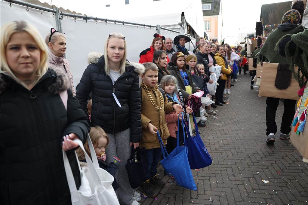 Karnevalsumzug durch Olfen 2024: Die schönsten Fotos von Nelkendienstag - Teil 2 Eindrücke vom Karnevalsumzug 2024 in Olfen